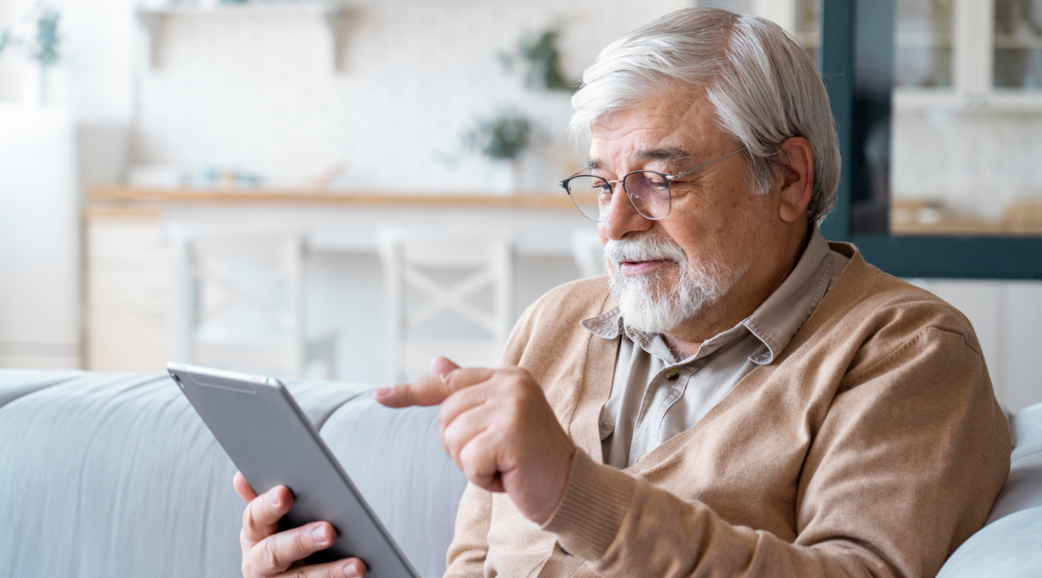 close-up-senior-person-while-learning about How to Choose the Right Nutritional Supplement for Different Needs  